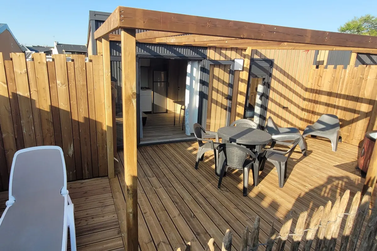 La terrasse en bois du mobil-home Bali