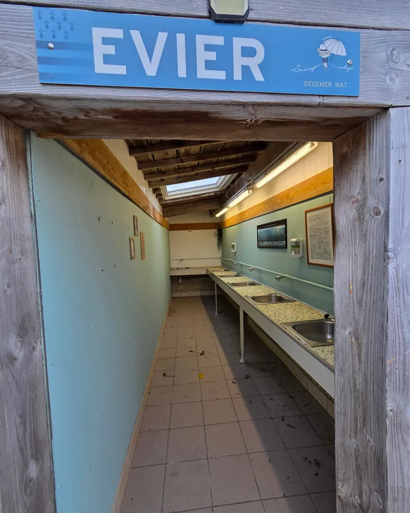 L’espace vaisselle du bâtiment sanitaire, avec ses bacs en inox