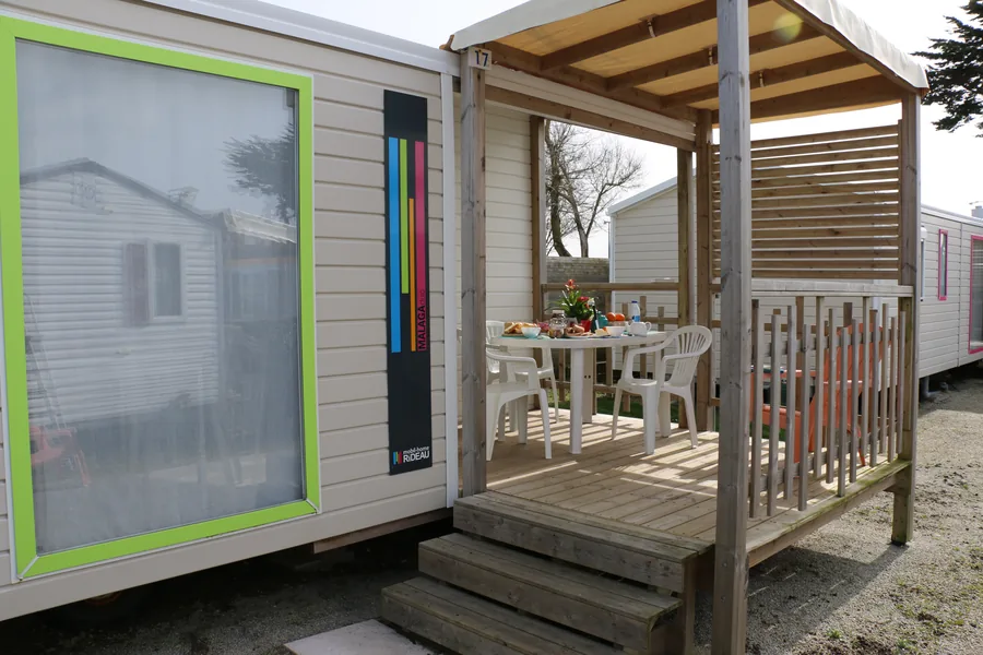 Le mobil-home Hoëdic et sa terrasse couverte, la table dressée